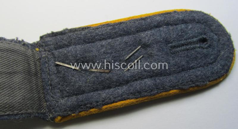 Attractive - albeit regrettably single but still scarcely seen! - WH (Luftwaffe) neatly 'cyphered', NCO-type shoulderstrap as was intended for a: 'Feldwebel der Flieger o. Fallschirmtruppen u. Mitglied einer LW-Kriegsschule'