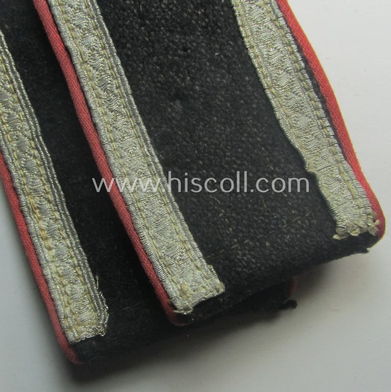 Fully matching, WH (Heeres) later-war period- (ie. 'simplified'- ie. 'M44'-pattern-) NCO-type shoulderstrap-pair (as was specifically intended to be used on the black-coloured, 'wrap-around'-styled Panzer-tunics: 'Uffz. der Panzer-Trpn.'