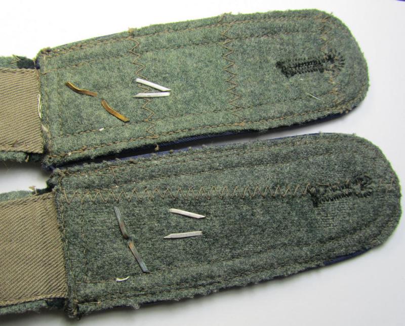 Superb - and rarely seen! - pair of WH (Heeres), 'cyphered', so-called: 'M36 o. M40'-NCO-type shoulderstraps as was intended for usage by a: 'Feldwebel einer Sanitäts-Abteilung und Mitglied einer Ärtzlichen Akademie des Heeres'