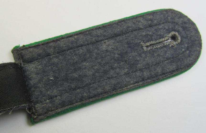 Single - but nevertheless scarcely seen! - WH (Luftwaffe) NCO-type shoulderstrap, as was intended for an: 'Unteroffizier' (or: junior NCO) who served within one the later-war-period LW 'Felddivisionen'