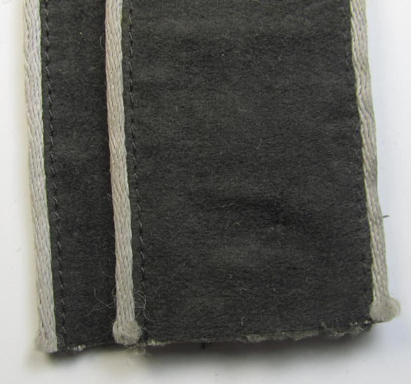 Attractive - and fully matching! - pair of DRK (ie. 'Deutsches Rotes Kreuz') white-piped, EM-type shoulderstraps as was intended for usage by a: 'DRK Helfer'