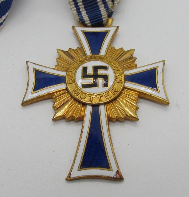 Mother’s cross in gold with box ( R. Souval )