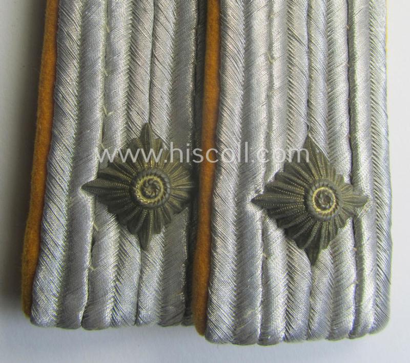 Pair of WH (Luftwaffe) officers'-type shoulderboards as piped in the golden-yellow-coloured brancolour as was intended for usage by an: 'Oberleutnant der Flieger- o. Fallschirmjäger-Trpn.'