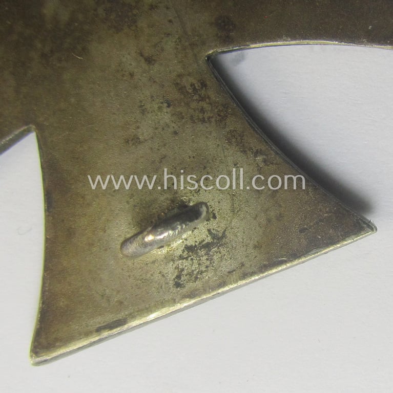 'Eisernes Kreuz 1. Kl.' (or: Iron Cross 1st class) being a (typical) early-period and non-maker-marked example as was (I deem) produced by the maker (ie. 'Hersteller'): 'Paul Meybauer'