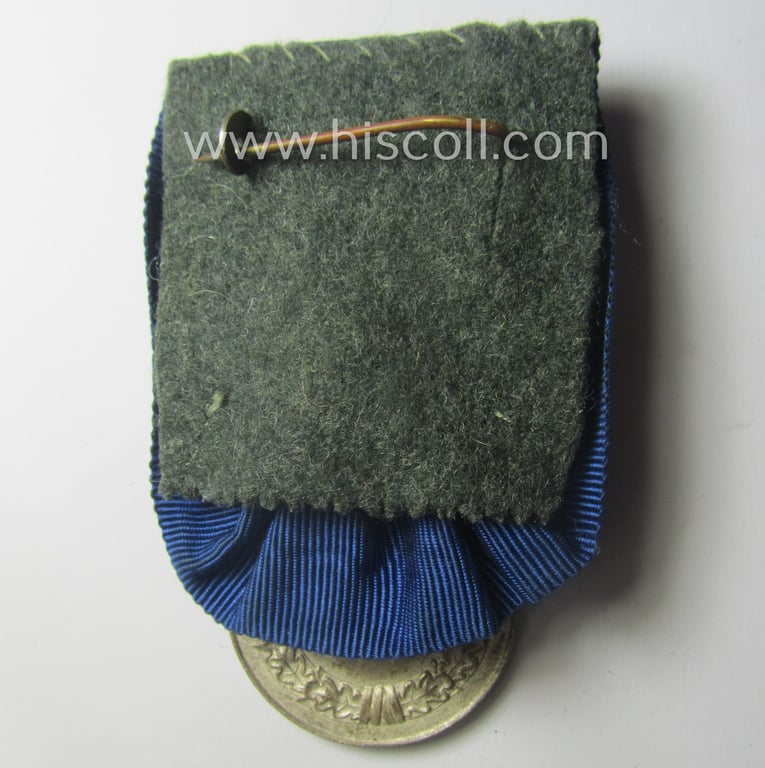 Bright silver-toned, WH (Luftwaffe) so-called: 'Einzelspange' showing a: 'WH-Dienstauszeichnung 4. Stufe' (as was intended for 4 years of loyal-service) and that shows a detailed, Luftwaffe-type-eagle-device period-attached