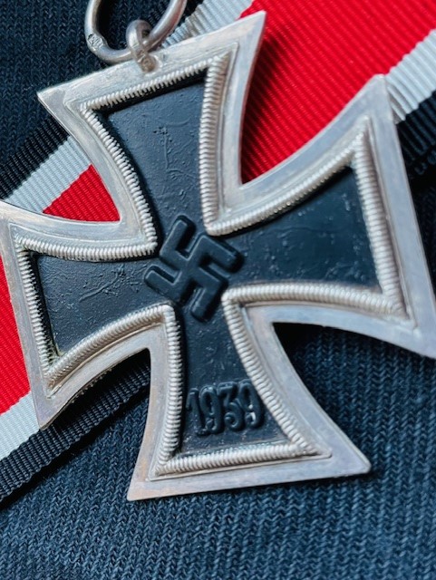 GERMAN WWII 1939 IRON CROSS 2nd CLASS WITH PACKET OF ISSUE RING STAMP 113, 	BY HERMANN AURICH DRESDEN
