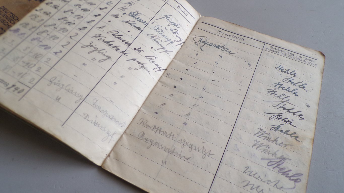 D.L.V Glider pilot's logsbook