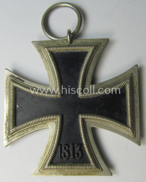 'Eisernes Kreuz II. Klasse' being a non-maker-marked example that comes together with its original- and once-mounted ribbon (ie. 'Bandabschnitt') as was produced by a (by me) unidentified maker (ie. 'Hersteller')