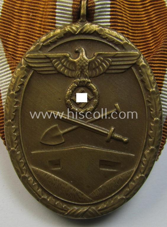 Attractive - and actually unusally seen! - single-pieced and non-detachable, WH single-pieced medal-bar (ie. 'Orden- o. Einzelspange') showing a: 'Deutsches Schutzwall Ehrenzeichen' (aka: 'Westwall'-medal)