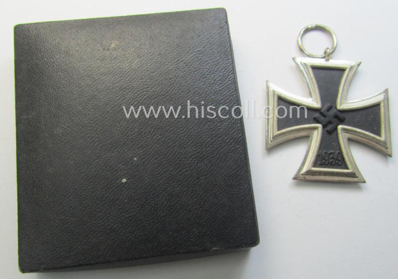 Stunning, 'Eisernes Kreuz II. Klasse' being a maker- (ie. 'L/11'-) marked example by the maker (ie. 'Hersteller'): 'Wilhelm Deumer' and that came stored in its rarely seen 'LDO'-etui ie. box