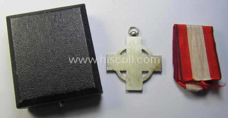 Superb - and actually rarely encountered! - so-called: 'Feuerwehr-Ehrenzeichen der II. Stufe' that comes together with its minimally shortened piece of ribbon (ie. 'Bandabschnitt') and (rarely seen!) period etui as issued and/or recently found