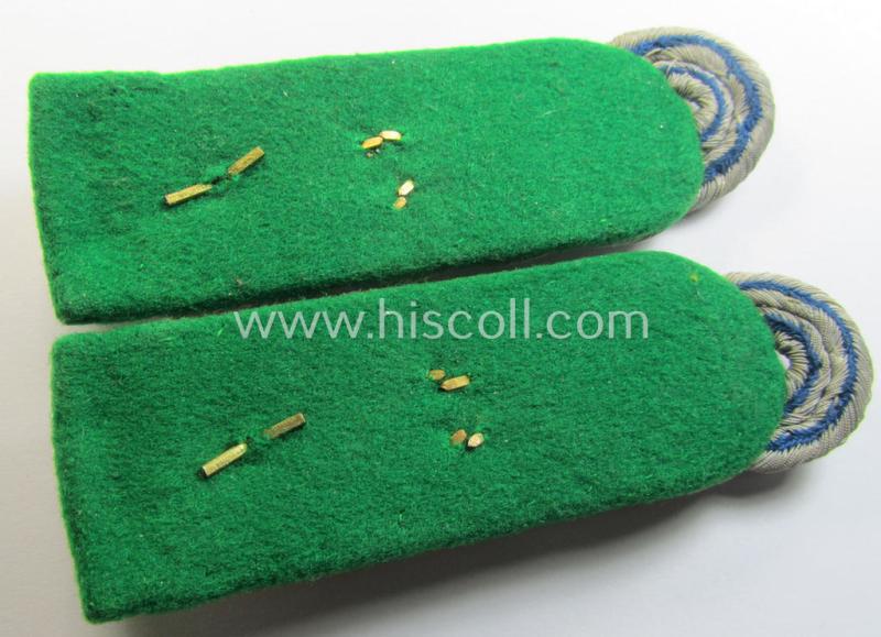 Attractive - and fully matching! - pair of WH (Heeres) neatly 'cyphered', officers'-type shoulderboards as piped in the darker-green-coloured branchcolour as was intended for usage by an: 'Oberstleutnant des Gebirgsjäger Regiments 85'