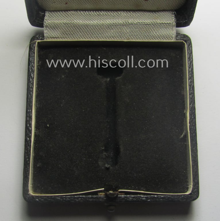 Attractive - albeit empty! - luxuriously-styled etui as was specifically intended to store an: 'Eisernes Kreuz 1. Klasse' (or: Iron Cross 1st class) that comes in an overall nicely preserved condition