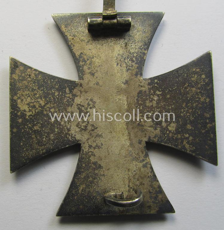 Neat - and clearly used & worn! - 'Eisernes Kreuz 1. Klasse' (or: Iron Cross 1st class) being (I deem) a later-war-period- and/or neatly maker- (ie. '26'-) marked example by the maker: 'B.H. Mayers' Kunstprägeanstalt' and that comes as issued