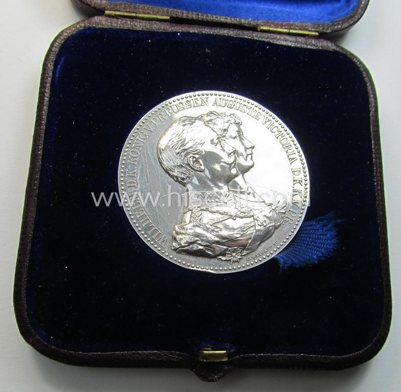 Unusual, genuine silver-based 'Preussen'-related commemorative-award-plaque (ie. 'Erinnerungs- o. nichttragbare Auszeichnungsplakette' or: 'Ehejubiläums-Medaille zur Hochzeit Wilhelm II u. Auguste Victoria' and that came stored in its period et...