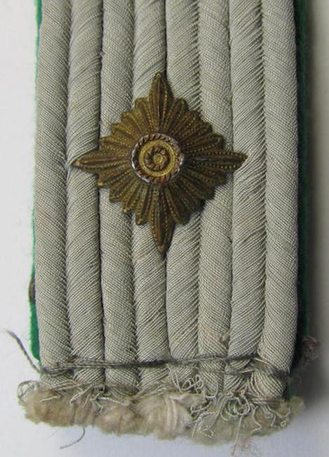 Attractive - albeit regrettably single! - WH (Heeres) 'cyphered' officers'-type shoulderboard as piped in the darker-green- (ie. 'grüner'-) coloured branchcolour as was intended for an: 'Oberleutnant eines Gebirgsjäger-Regiments'