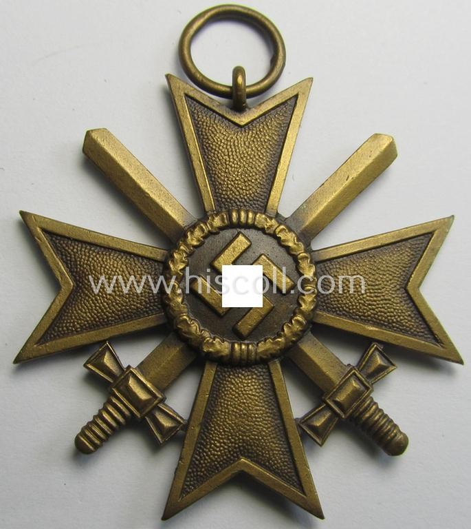 Superb medal-set: 'KvK 2. Klasse mit Schwertern' being a maker- (ie. '67'-) marked specimen by the maker- (ie. 'Hersteller') named: 'R. Kreisel' and that comes packed in its original, 'Zellstoff'-based pouch of issue as found