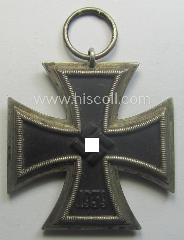 Interesting (and complete!) 'Eisernes Kreuz II. Klasse'-set comprising of a non-maker-marked example that comes stored in its period, 'Zellstoff'-based pouch by the distributor (ie. 'Hersteller'): 'Gottlieb & Wagner - Oberstein/Nahe'