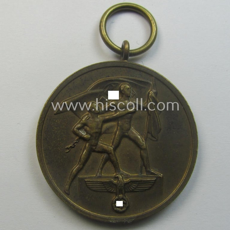 WH Memelland 'Anschluss'- (ie. occupation-) medal: '22 März 1939' (being a minimally used example of the so-called: 'slanted G'-type) that comes together with its original non-confectioned ribbon (ie. 'Bandabschnitt')