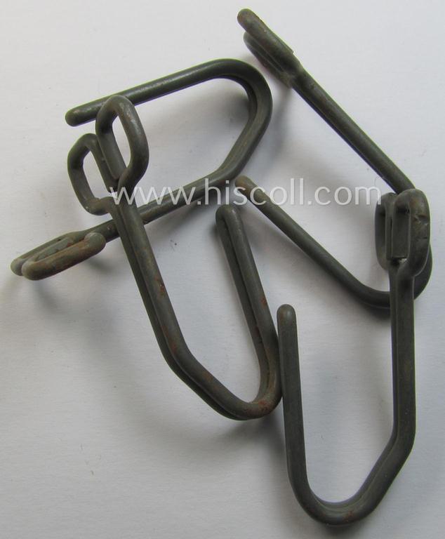 Neat - and fully matching! - set comprising of 4 (field-grey-coloured- and typical steel-based) so-called: 'Koppelhakensatz' as intended for usage on all WH (Heeres, Waffen-SS etc.-) tunics and that comes in a 'virtually mint- ie. unissued', cond...