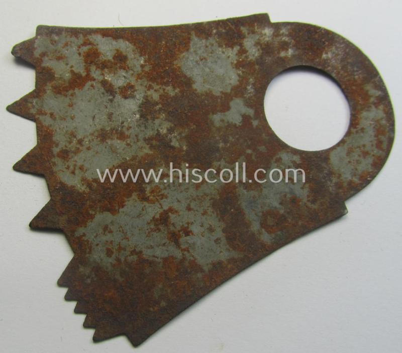 WWII-period, WH 'Marschabstände- o. Winkel-Messgerät' being an example as executed in beige-white-coloured- and/or tin-based material as was (presumably) produced by the: 'Esero'-company