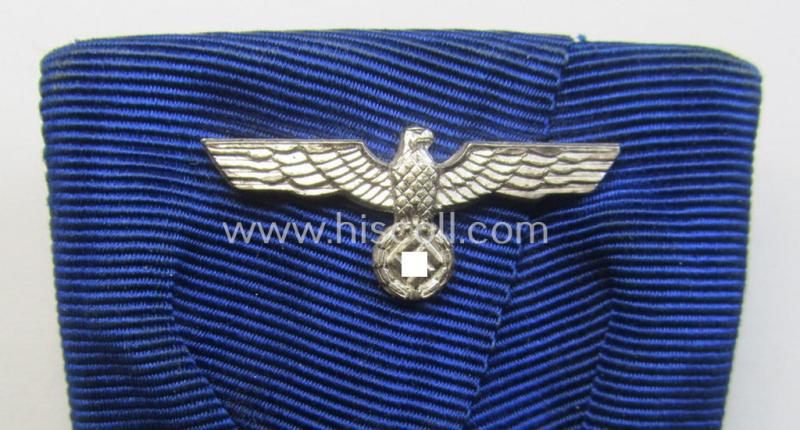 Silver-toned WH (Heeres o. KM) so-called: 'Einzelspange' showing a: 'WH-Dienstauszeichnung 4. Stufe' (as was intended for 4 years of loyal-service) and that shows a detailed, Heeres o. KM-type-eagle-device, period-attached