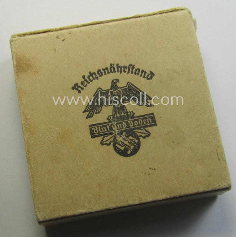 Commemorative - and scarely encountered! - 'Reichsnährstand'- (ie. 'RNSt.'-) related 'brooch': 'Landesbauernschaft Bayer. Ostmark - Kriegs-Ernte-Dank 1940' and that came stored in its carton-based etui as issued