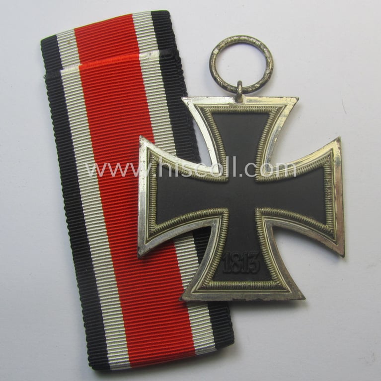 'EK II. Klasse' being a maker- (ie. '4'-) marked example that comes together with its original- and never-mounted ribbon (ie. 'Bandabschnitt') as was produced by the maker (ie. 'Hersteller'): 'Steinhauer u. Lück'