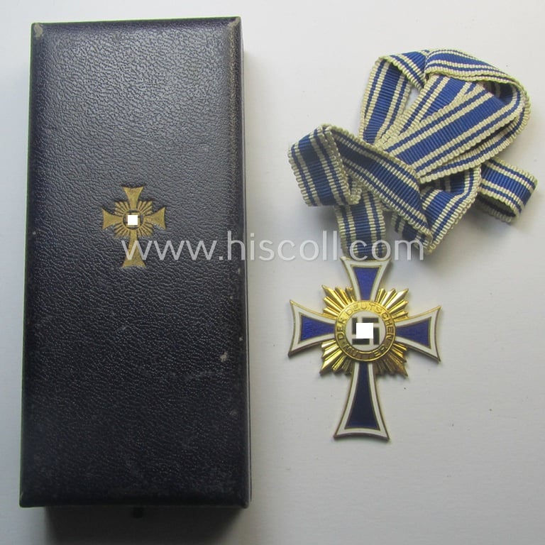 'Ehrenkreuz der deutschen Mutter - erste Stufe' (or mothers'-cross in gold) that comes stored in its original and/or neatly maker- (ie. 'Wilh. Deumer - Kom.Ges. - Lüdenscheid'-) marked etui as issued and/or recently found