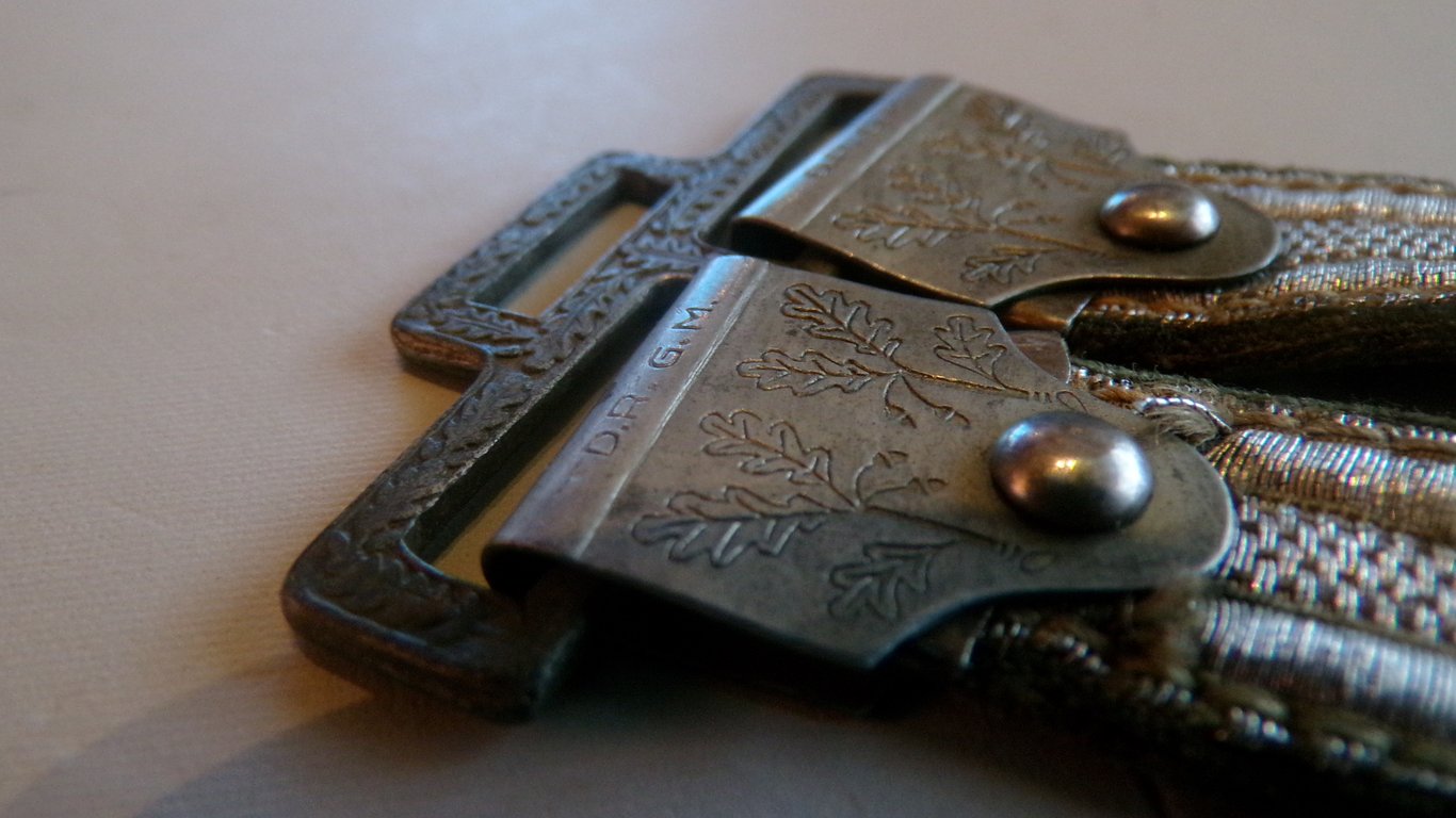 De Luxe Army dagger hangers