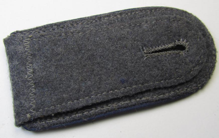 Single, WH (Luftwaffe) NCO-type shoulderstrap as piped in the darker-blue-coloured branchcolour as was intended for - and clearly used by! - an: 'Unteroffizier der Sanitäts-Truppen'