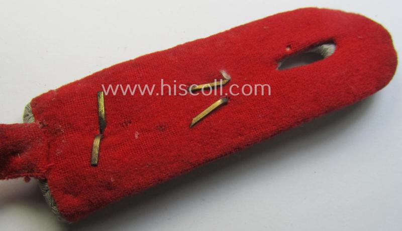 Single, WH (Heeres) neatly 'cyphered', officers-pattern shoulderboard as intended for an: 'Oberleutnant u. Mitglied einer Art.-Beo.-Abts.'