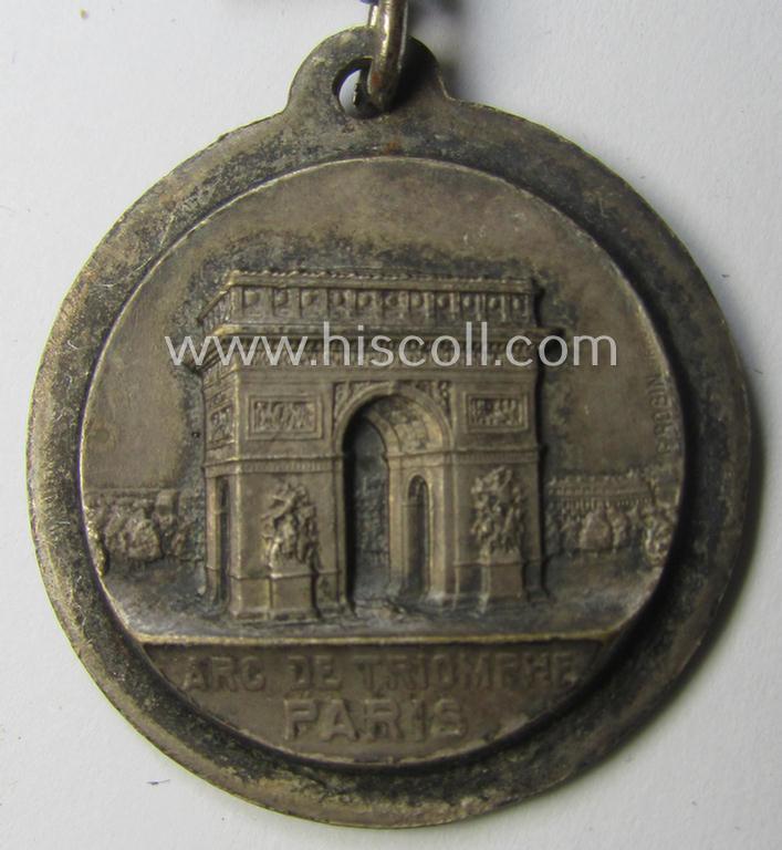 Commemorative,  French-produced(!), silver-toned 'souvenir-plaque' ie. key-holder (ie. 'Erinnerungs- o. Auszeichnungsplakette') showing an illustration of the 'Arc de Triomph' in Paris and text: 'Besetzung von Paris - 14 Juni 1940'