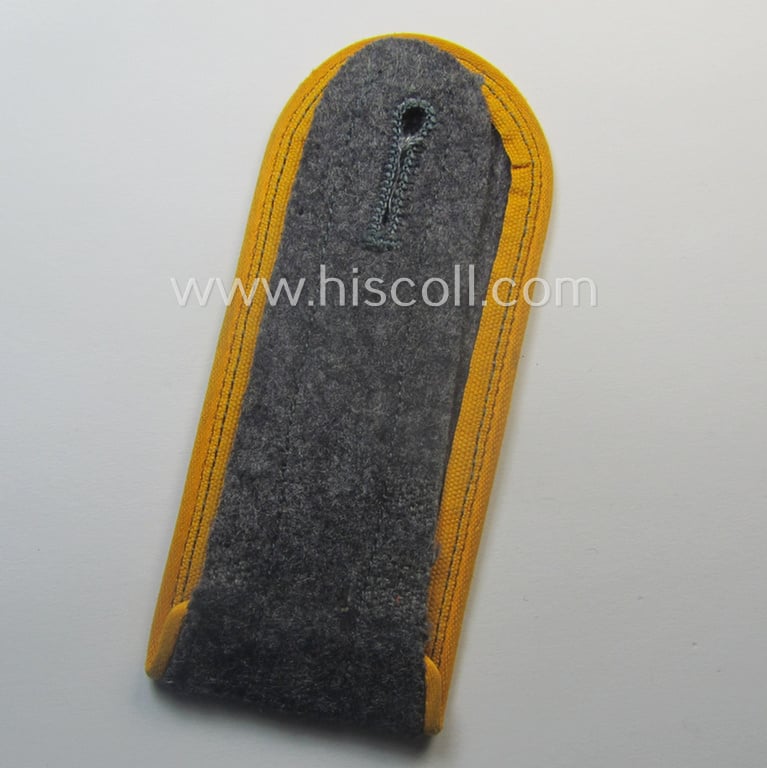 Single - but nevertheless scarcely encountered! - WH (Luftwaffe) later-war period- (ie. 'simplified'- ie. 'M44- o. M45'-pattern-) EM-type shoulderstrap as was intended for a: 'Soldat der Flieger o. Fallschirmjäger-Trpn.'