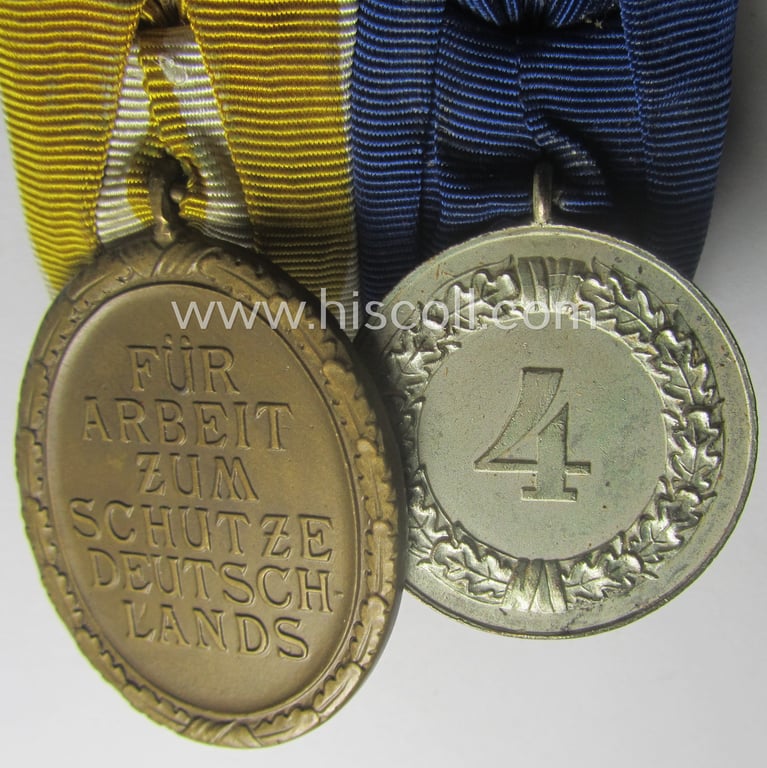 2-pieced WH (Heeres o. KM) medal-bar (ie. 'Orden- o. Doppelspange') showing resp. a: 'WH DA für 4 Jahre t.D.' and a: 'Deutsches Schutzwall Ehrenzeichen' (aka: 'Westwall'-medal)