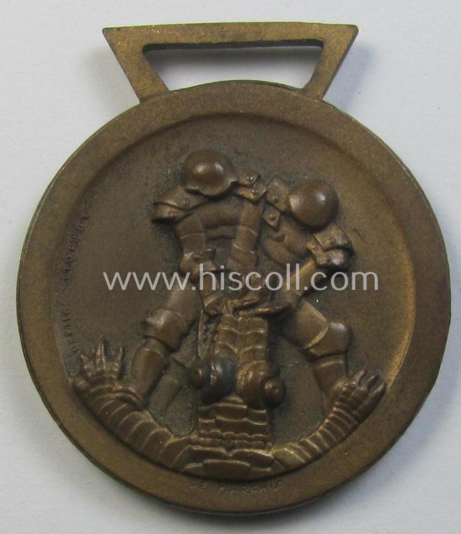 Superb, golden-bronze-coloured- (and I deem 'Buntmetall'-based-) example of a: 'Deutsch-Italienische Feldzugsmedaille' (or: German-Italian campaign medal) that came together with its (regular-sized) piece of original ribbon