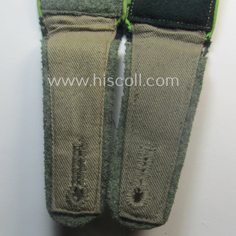 Pair of early- (ie. mid-) war-period so-called: 'M40 o. M41'-pattern, WH (Heeres) EM-type shoulderstraps as piped in the 'hellgrüner'-coloured branchcolour as intended for a: 'Soldat eines Panzer-Grenadier-Rgts. o. Abtlgs.'