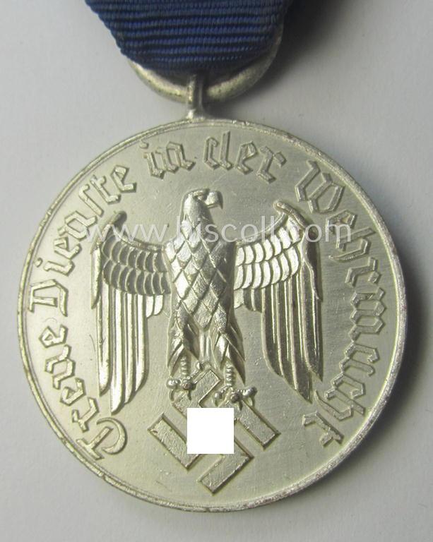 WH (Heeres o. KM) bright silver-toned 'WH-DA der 4. Klasse für 4 Jahre Dienstzeit' that comes mounted onto its accompanying ribbon (ie. 'Bandabschnitt') having a silver-toned eagle-device attached