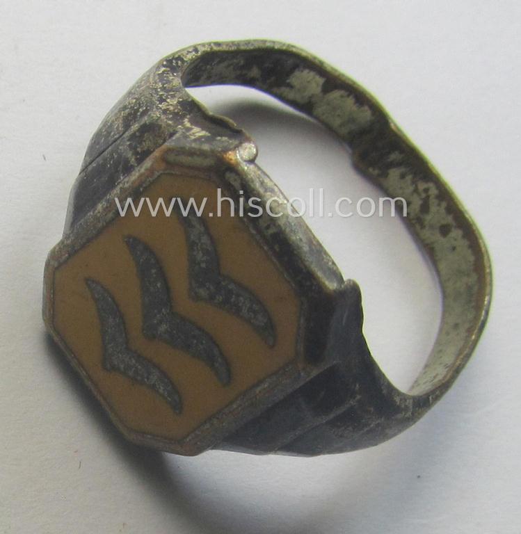 Attractive, WH (Luftwaffe ie. 'Flieger/Fallschirmjäger'-) related, metal-based- (and neatly enamelled!) so-called: 'souvenir'-ring depicting a (golden-yellow-toned, 'three-winged'): 'Kragenspiegel'-device