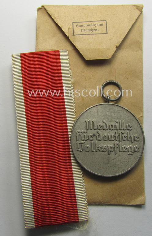 Medal-set: 'Medaille für Deutsche Volkspflege' packed in its original pouch of issue by the: '(Bayr.) Hauptmünzamt - München'
