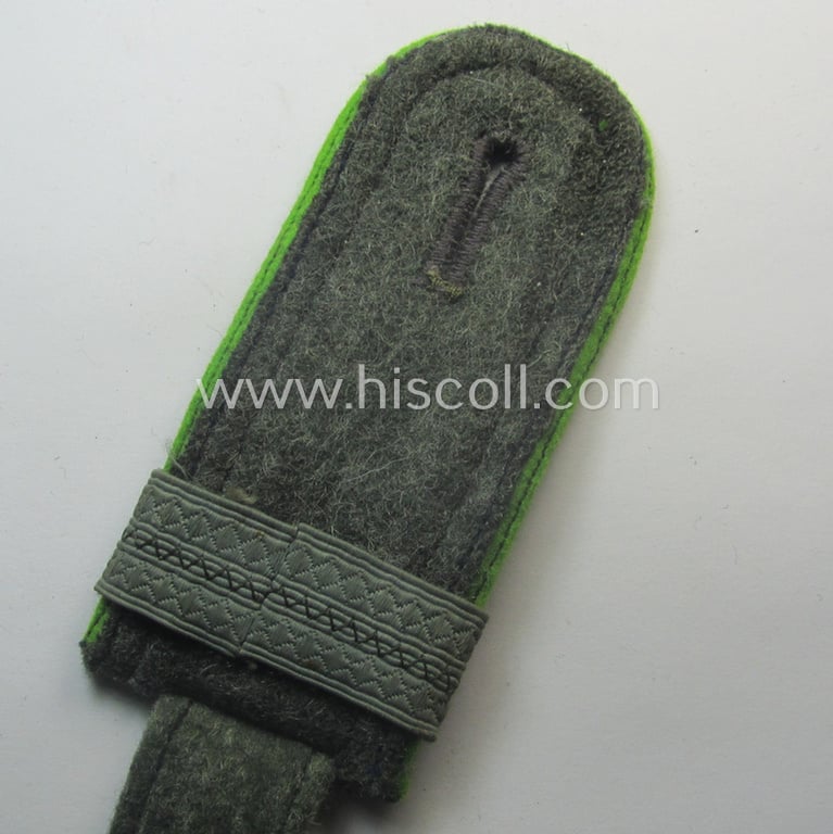 Single, WH (Heeres) I deem mid-war period- (ie. 'M43'-pattern-) NCO-type shoulderstrap as was intended for usage by an: 'Unteroffizier u. Offiziersanwärter der Panzer-Grenadier-Trpn.'