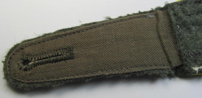 Single, mid-war-period, so-called: 'M43'-pattern, WH (Heeres) NCO-type shoulderstrap as piped in the bright-yellow-coloured branchcolour as was intended for usage by an: 'Uffz. der Nachrichten-Truppen'