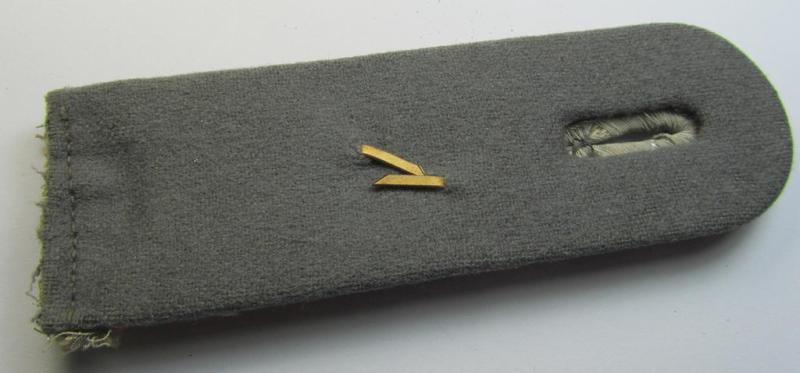 Superb - albeit regrettably single! - WH (Heeres) neatly 'cyphered', officers'-type dual-piped shoulderboard as was intended for a: 'Leutnant der Reserve einer Kraftfahr-Kampftruppen-Versuchsabteilungs'