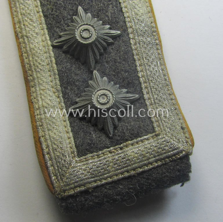Single, WH (Luftwaffe) NCO-type shoulderstrap as piped in the golden-yellow- (ie. 'goldgelbener'-) coloured branchcolour as was intended for an: 'Oberfeldwebel der Flieger o. Fallschirm-Trpn.'
