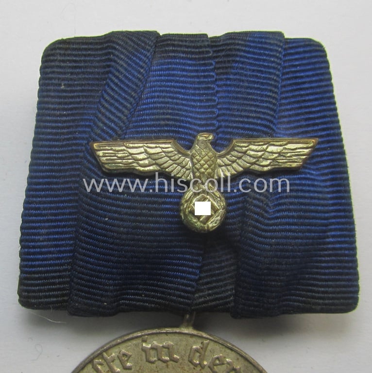 Silver-toned WH (Heeres o. KM) so-called: 'Einzelspange' showing a: 'WH-Dienstauszeichnung 4. Stufe' (as was intended for 4 years of loyal-service) and that shows a detailed, Heeres o. KM-type-eagle-device, period-attached