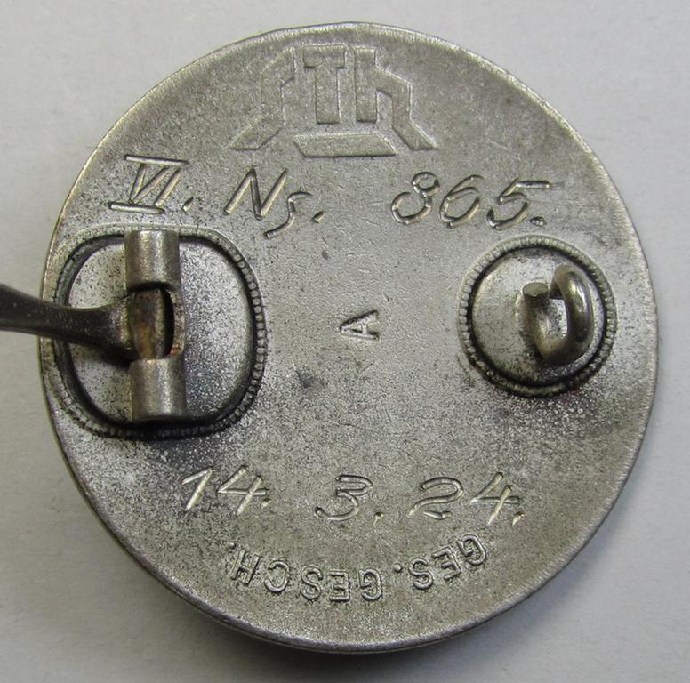 Attractive, enamelled lapel-pin: 'Der Stahlhelm' - Bund der Frontsoldaten (Sta) - Eintrittsabzeichen 1924' which is nicely engraved: 'VI. Ns. 865' and dated: '14.3.24' and that comes in an overall nice (and/or fully undamaged!), condition