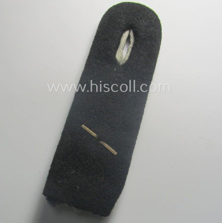 Single, Waffen-SS officers'-pattern shoulderboard as piped in the darker-blue- (ie. 'blauer'-) coloured branchcolour: 'SS-Obersturmführer o. Arzt der Sanitäts-Trpn.'