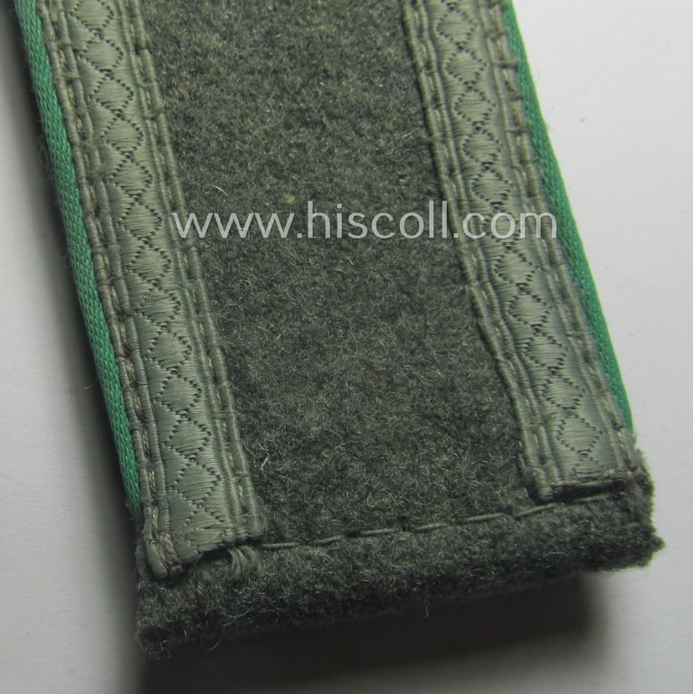 Single - but nevertheless scarcely seen! - WH (Heeres) NCO-type shoulderstrap as was piped in the darker-green branchcolour as was intended for an: 'Unteroffizier' who served within a: 'Jäger- o. Gebirgsjäger-Rgts.'