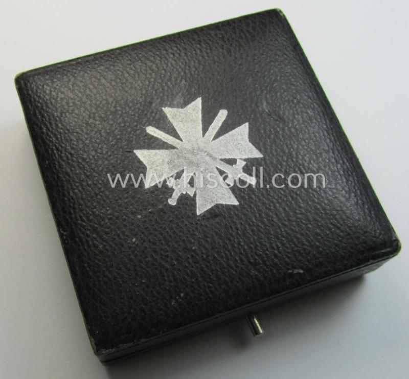 Attractive medal-set: 'Kriegsverdienstkreuz 1. Klasse mit Schwertern', being a maker- (ie. '1'-) marked specimen that comes stored in its original, simplified etui by the: 'Deschler u. Sohn'-company