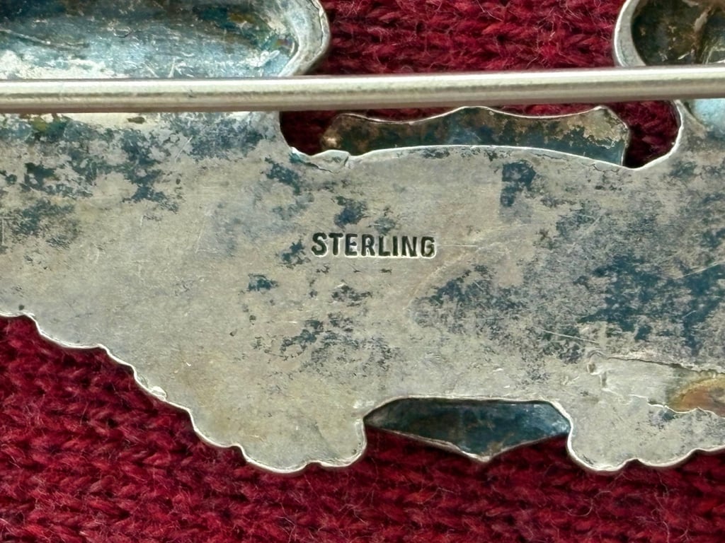 AUTHENTIC USAAF SILVER PILOTS WINGS AND CAPTAIN RANK BARS IN WARTIME BOOTS TIN.